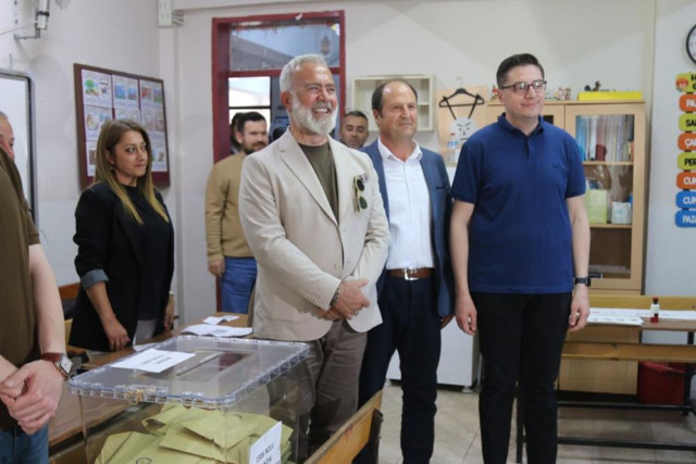 Siyasete yeniden dönen ünlü oyuncu Manisa’da oy kullandı - Resim: 3