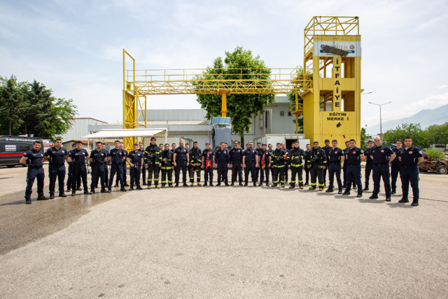 Onların her eğitimi gerçek gibi tatbikat! Bursa'da yeni itfaiyeciler göreve böyle hazırlanıyor - Resim: 0