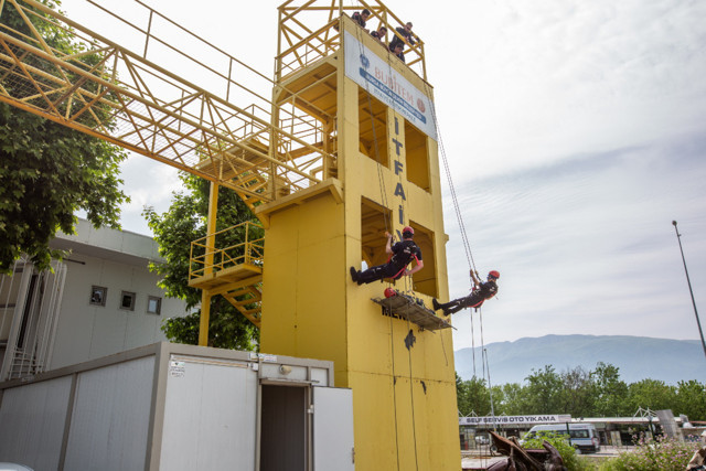 Onların her eğitimi gerçek gibi tatbikat! Bursa'da yeni itfaiyeciler göreve böyle hazırlanıyor - Resim: 7