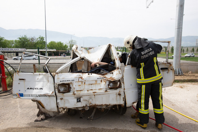 Onların her eğitimi gerçek gibi tatbikat! Bursa'da yeni itfaiyeciler göreve böyle hazırlanıyor - Resim: 2