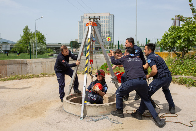 Onların her eğitimi gerçek gibi tatbikat! Bursa'da yeni itfaiyeciler göreve böyle hazırlanıyor - Resim: 3