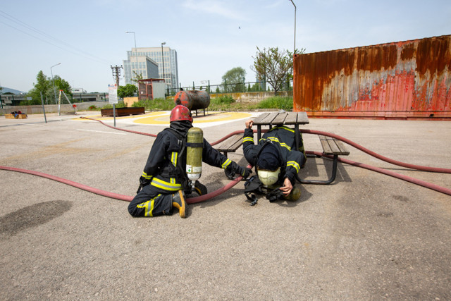 Onların her eğitimi gerçek gibi tatbikat! Bursa'da yeni itfaiyeciler göreve böyle hazırlanıyor - Resim: 5