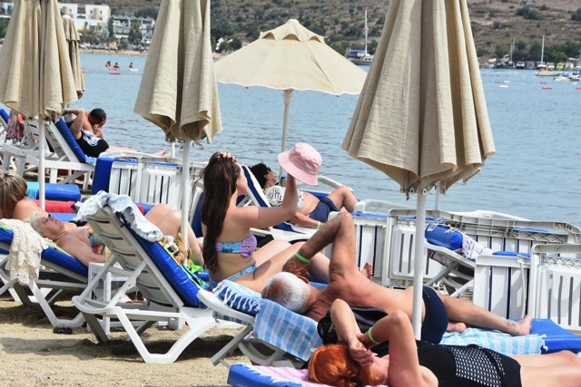 Bodrum’da oyunu kullanan vatandaşlar denize akın etti - Resim: 0