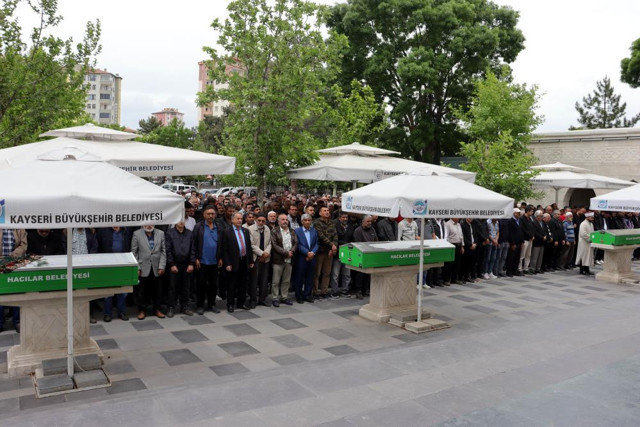 Kayseri'de en acı cenaze: 13. kattan düşen anne ve 2 çocuğu yan yana son yolculuğuna uğurlandı - Resim: 0