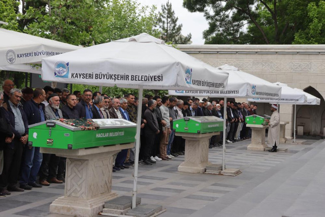 Kayseri'de en acı cenaze: 13. kattan düşen anne ve 2 çocuğu yan yana son yolculuğuna uğurlandı - Resim: 1