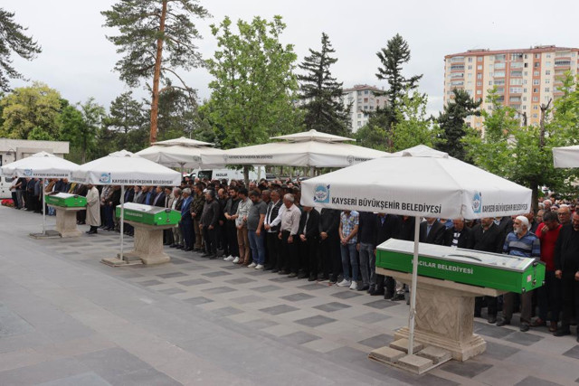 Kayseri'de en acı cenaze: 13. kattan düşen anne ve 2 çocuğu yan yana son yolculuğuna uğurlandı - Resim: 2
