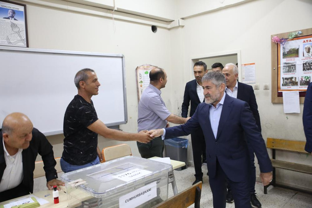 Bakan Nebati, Mersin'de oyunu kullandı - Resim: 0