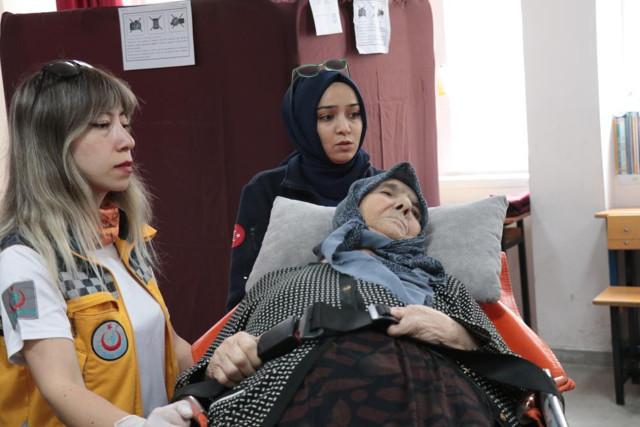 Bolu'da 93 yaşındaki Sehure Yaman sandığa sedye ile taşındı - Resim: 1