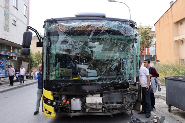 Ümraniye'de İETT otobüsleri çarpıştı! Araçlar perişan halde, yaralılar var - Resim: 1