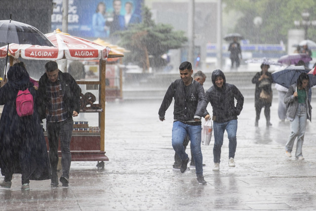 Şiddetli yağmura dayanamadı! TOBB Genel Kurulu'nda platform çöktü! - Resim: 5