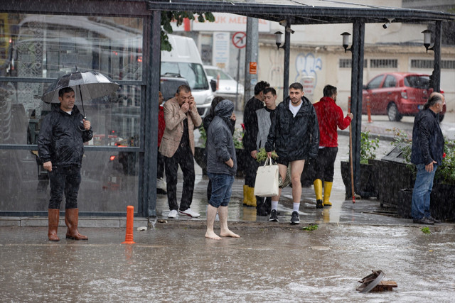 Şiddetli yağmura dayanamadı! TOBB Genel Kurulu'nda platform çöktü! - Resim: 4