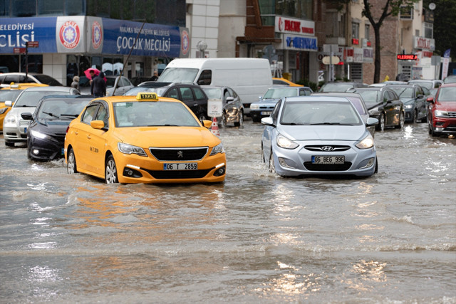 Şiddetli yağmura dayanamadı! TOBB Genel Kurulu'nda platform çöktü! - Resim: 3