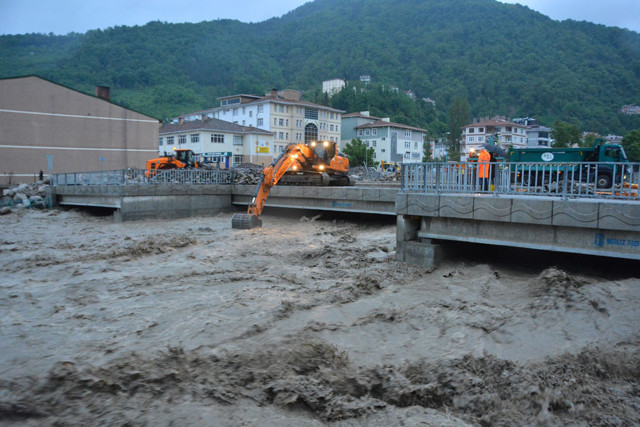 Şiddetli yağış nedeniyle 3 ilde  okullar tatil edildi! Acı haber geldi, alt katları terk edin çağırısı - Resim: 3
