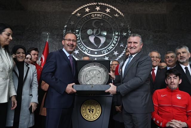 Gençlik ve Spor Bakanı Osman Aşkın Bak, görevi Kasapoğlu'ndan devraldı - Resim: 1