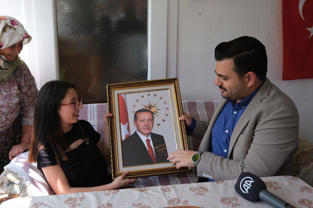 İzmir’de 'sonuna kadar AK Parti' diyen genç kıza makarna teklif ettiler AK Parti'den destek ziyareti - Resim: 0