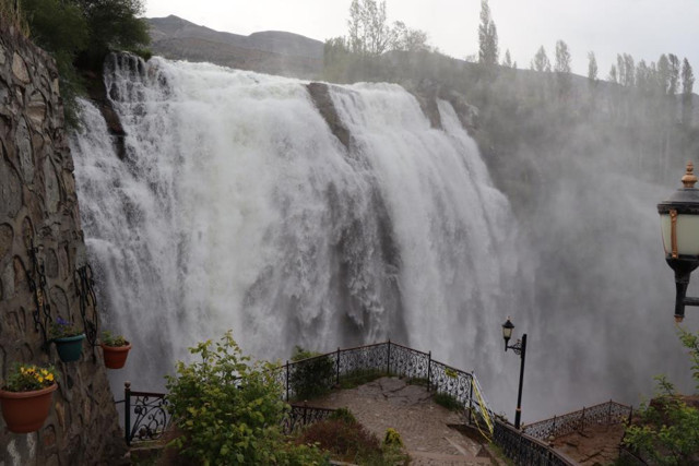 Erzurum Tortum Gölü’nde su seviyesi dokuz metre yükseldi - Resim: 1