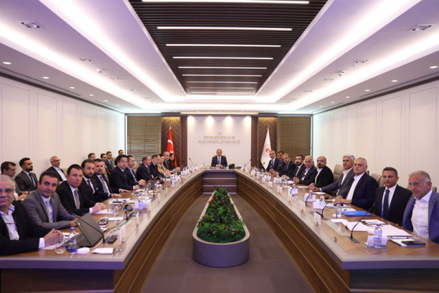 Bakan Mehmet Özhaseki depremlerden etkilenen şehirlerin belediye başkanlarıyla buluştu - Resim: 1