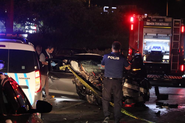 İzmir’de öldüren yarış, korkunç kaza! Anne öldü, 7 aylık bebeği yaralandı! - Resim: 0