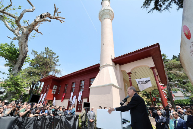 Vaniköy Camii ibadete açıldı! Cumhurbaşkanı Erdoğan: Birileri gibi İstanbul sevgimizi lafta bırakmıyoruz - Resim: 2