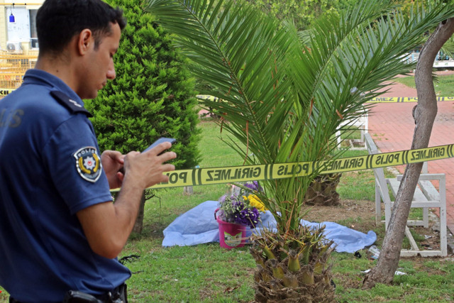 Öldüğü yer mezarı gibi oldu, başucunda çiçeklerle bulundu - Resim: 1