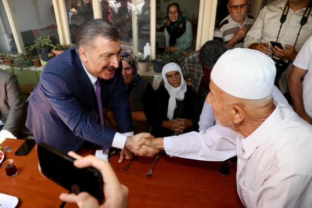 Depremzede kadının ısrarına Bakan Fahrettin Koca 'Hayır' demedi - Resim: 1