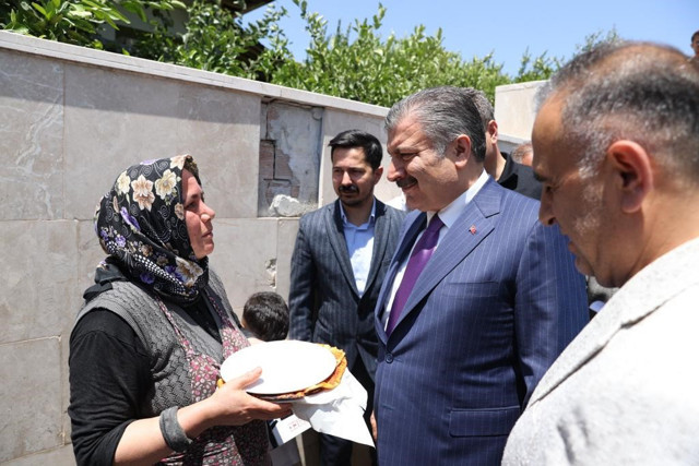 Depremzede kadının ısrarına Bakan Fahrettin Koca 'Hayır' demedi - Resim: 0