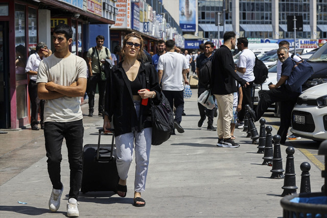 Dün 800 liraydı bugün 1000 lira oldu! Tatil için herkes yollara düştü - Resim: 0