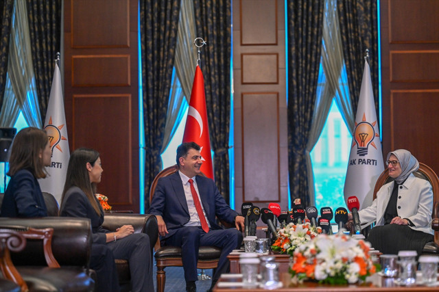 AK Parti Genel Merkezi'nde dikkat çeken görüntüler! AK Parti heyeti, CHP heyeti ile bayramlaştı - Resim: 0