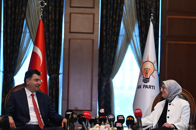 AK Parti Genel Merkezi'nde dikkat çeken görüntüler! AK Parti heyeti, CHP heyeti ile bayramlaştı - Resim: 1