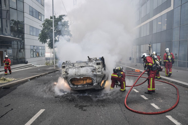 Fransa Cumhurbaşkanı Macron ebeveynlerden protestocu gençleri evde tutmalarını istedi - Resim: 1
