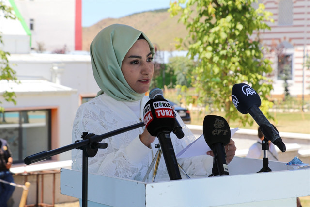 Binali Yıldırım'ın ailesiyle birlikte yaptırdığı cami açıldı! Törene CHP'li Mustafa Sarıgül de katıldı - Resim: 2