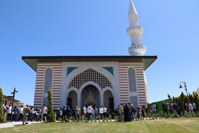 Binali Yıldırım'ın ailesiyle birlikte yaptırdığı cami açıldı! Törene CHP'li Mustafa Sarıgül de katıldı - Resim: 0
