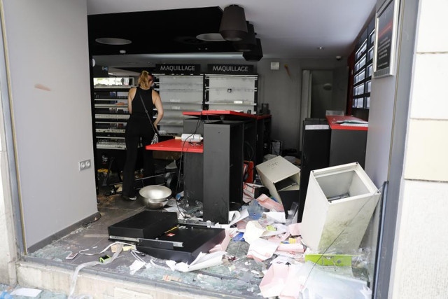 Fransa sokakları yangın yeri! Protestolar şiddetini arttırdı: Polis ile göstericiler arasında arbede çıktı! - Resim: 2