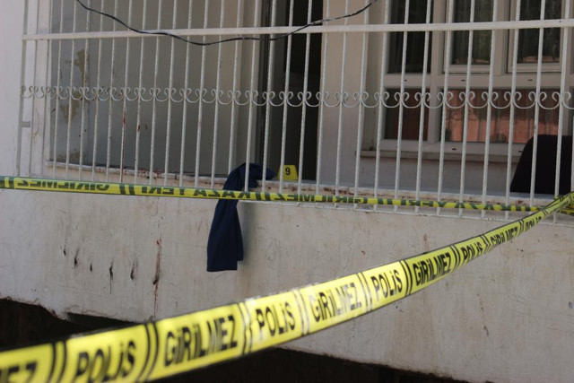 Batman’da koca dehşeti! Eşini 6 yerinden bıçakladı, cani adamı linçten polis kurtardı - Resim: 0