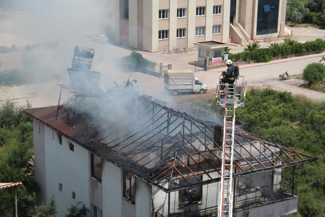 Kardeşleriyle tartışan genç evi ateşe verdi! Hızını alamadı motosikletini de yaktı - Resim: 2