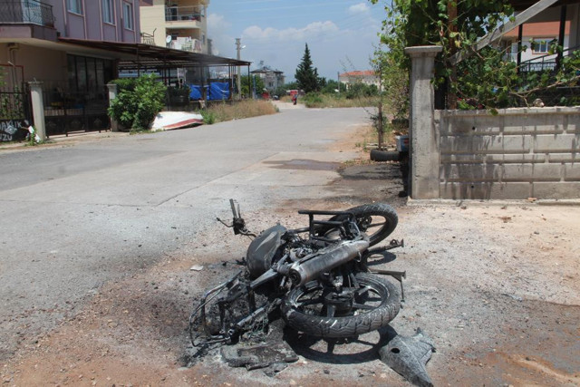 Kardeşleriyle tartışan genç evi ateşe verdi! Hızını alamadı motosikletini de yaktı - Resim: 1