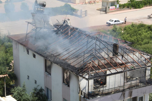 Kardeşleriyle tartışan genç evi ateşe verdi! Hızını alamadı motosikletini de yaktı - Resim: 4