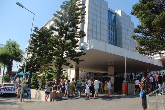 Antalya'da 5 yıldızlı otelde yangın paniği! Kendilerini dışarı attılar, dumandan etkilenenlere sağlık ekipleri müdahale etti - Resim: 0