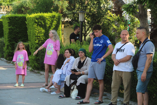 Antalya'da 5 yıldızlı otelde yangın paniği! Kendilerini dışarı attılar, dumandan etkilenenlere sağlık ekipleri müdahale etti - Resim: 1