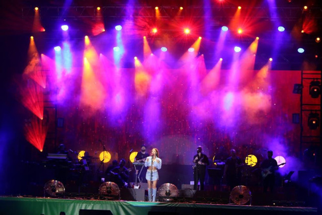 Derya Uluğ, Zonguldak'ı salladı! Yeni albüm müjdesini sahneden verdi - Resim: 3