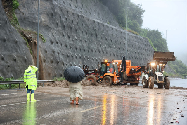 TEM Otoyolu'nda heyelan! Ankara-İstanbul otoyolu trafiğe kapatıldı - Resim: 0