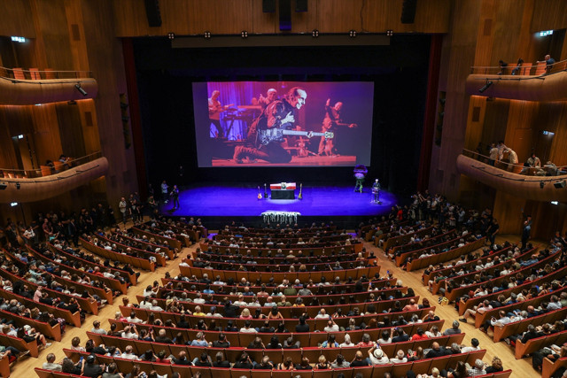 Özkan Uğur'a veda... Mazhar Alanson ve Fuat Güner konuşmakta zorlandı, Cem Yılmaz gözyaşlarına boğuldu! - Resim: 1