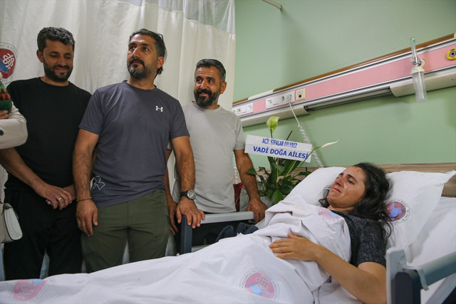 Buzul çatlağından yaralı çıkarılan çift, kendilerini kurtaran dağcılarla hastanede buluştu! - Resim: 0