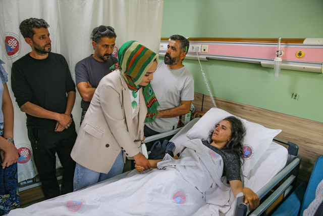 Buzul çatlağından yaralı çıkarılan çift, kendilerini kurtaran dağcılarla hastanede buluştu! - Resim: 1