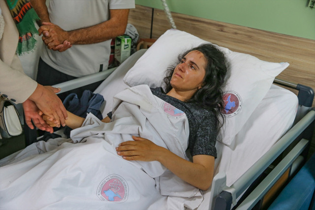 Buzul çatlağından yaralı çıkarılan çift, kendilerini kurtaran dağcılarla hastanede buluştu! - Resim: 2