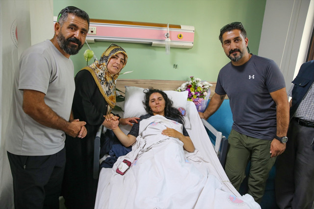 Buzul çatlağından yaralı çıkarılan çift, kendilerini kurtaran dağcılarla hastanede buluştu! - Resim: 3