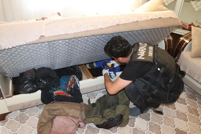 Mersin'de organize suç örgütü çökertildi: Ele geçirilenler şoke etti! Hepsi Avrupa ülkelerinde geçerli... - Resim: 2