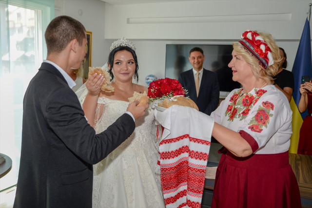 Ukrayna'daki savaş nedeniyle Antalya'da misafir edilen yetim gençler evlendi! - Resim: 0