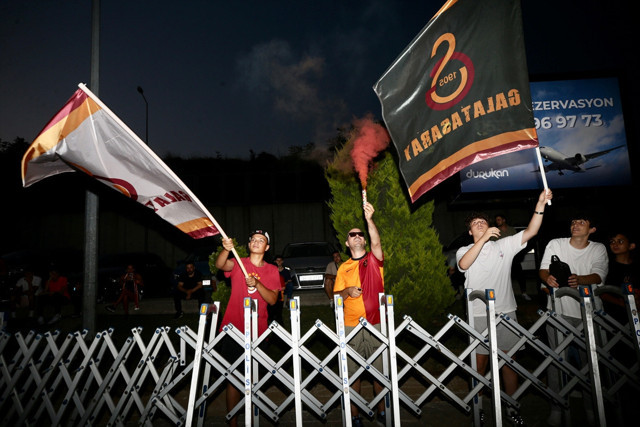 Galatasaray'ın yeni transferi Wilfried Zaha İstanbul'a geldi! Taraftarlara üçlü çektirdi... - Resim: 4