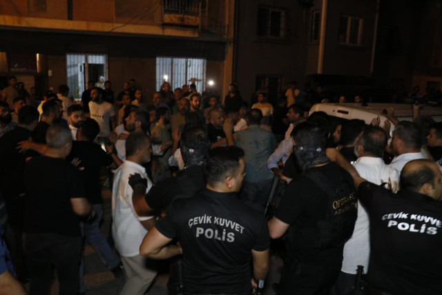 HÜDA PAR’ın il sekreterini öldüren ve il başkanını yaralayan kişinin evine saldırı! Polis biber gazı kullandı - Resim: 0